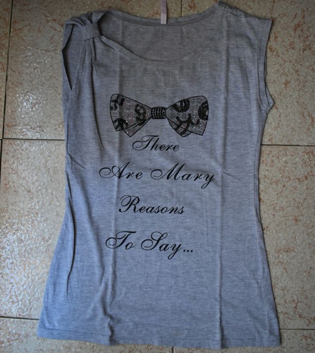 Camiseta gris sin mangas con lazo