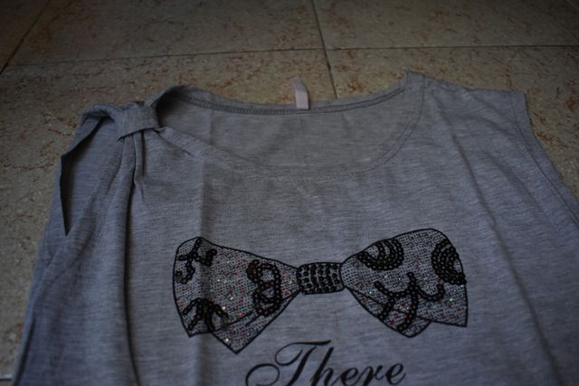Camiseta gris sin mangas con lazo