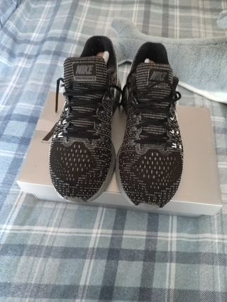 Vendo zapatillas Nike zoom structure 43 de segunda mano por 20 EUR en Parla  en WALLAPOP