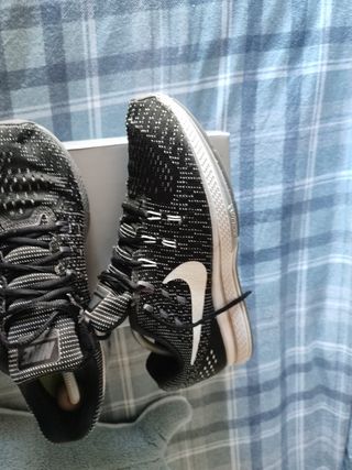 Vendo zapatillas Nike zoom structure 43 de segunda mano por 20 EUR en Parla  en WALLAPOP