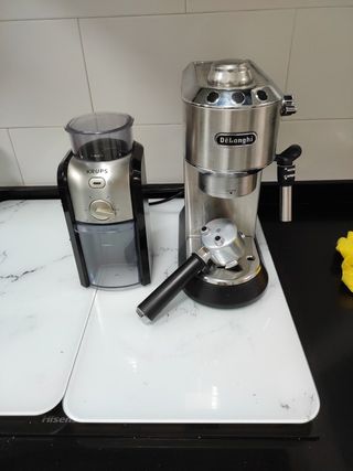 Cafetera Delonghi Dedica+Molinillo Krups de segunda mano por 135 EUR en San  Fernando Naval en WALLAPOP