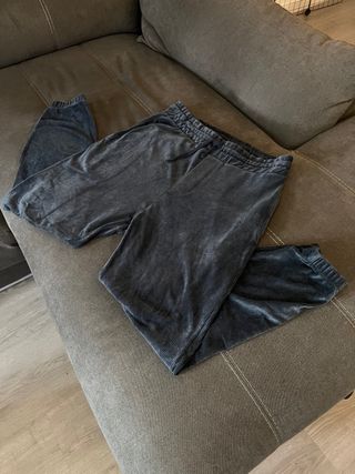 Pantalón chándal terciopelo ZARA de segunda mano por 14 EUR en Barcelona en  WALLAPOP