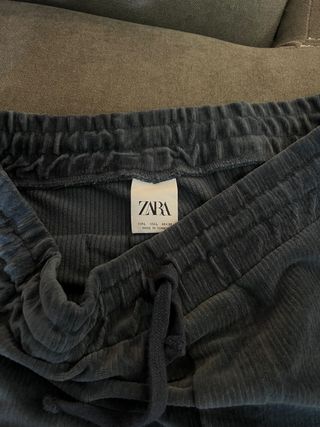 Pantalón chándal terciopelo ZARA de segunda mano por 14 EUR en Barcelona en  WALLAPOP