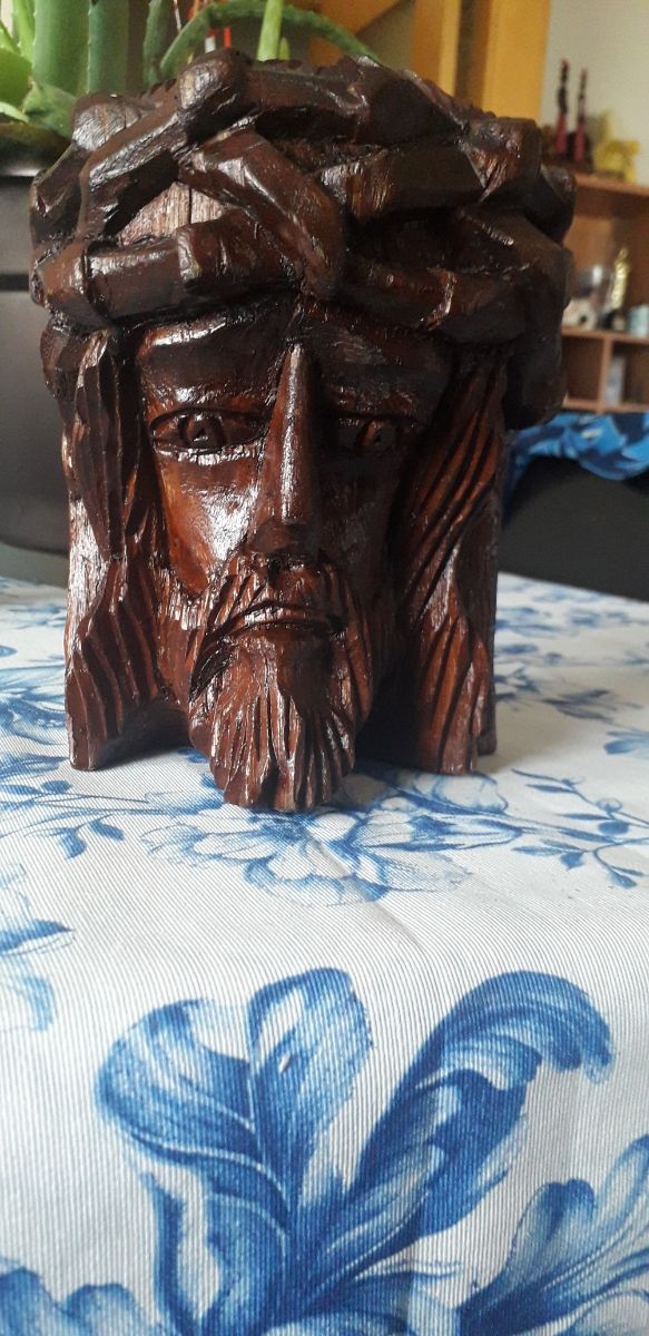 Cabeza de Cristo tallado en Madera