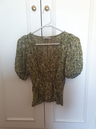 Blusa verde caqui, talla S. Marca Stradivarius. de segunda mano por 6 EUR  en Granada en WALLAPOP