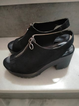 Tacón ancho negro de segunda mano por 10 EUR en San Fernando en WALLAPOP
