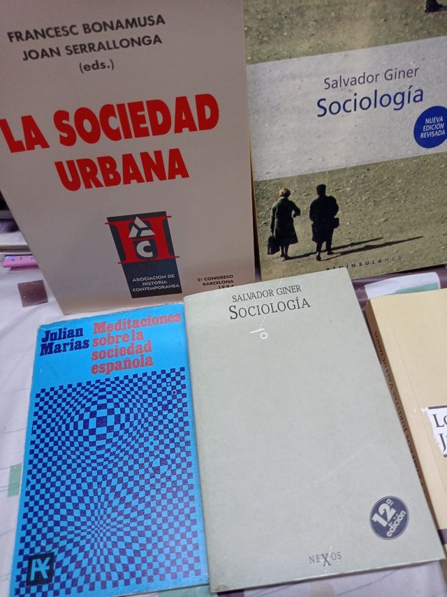 Lote20 libros sobre sociología y historia