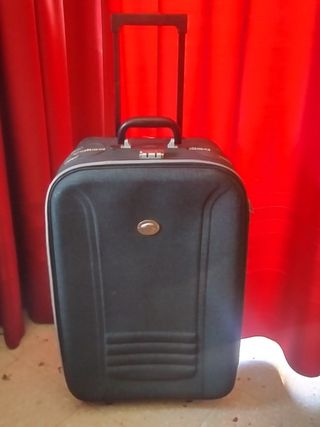 Maleta grande Valisa. 2 Ruedas. 71x45x27 cm. Verde de segunda mano por 50  EUR en Madrid en WALLAPOP