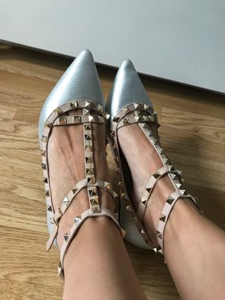 Zapatos planos estilo Valentino plateados. de segunda mano por 10 EUR en  Zaragoza en WALLAPOP