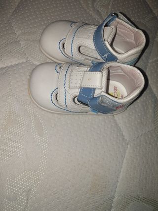 Zapatos bebé niño número 18 de segunda mano por 3 EUR en Almería en WALLAPOP