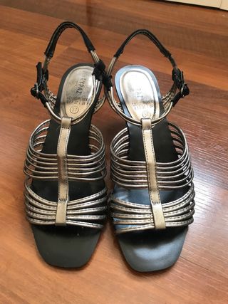 Sandalias en plata vieja de segunda mano por 5 EUR en Murcia en WALLAPOP