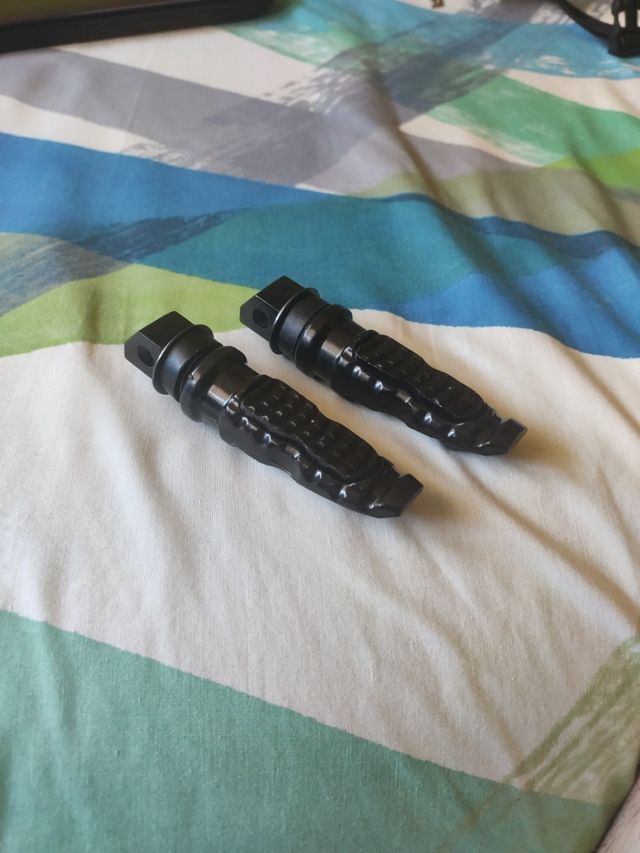 Estriberas de moto a estrenar