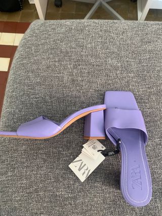 Sandalia lila de zara de tacon gordo de segunda mano por 28 EUR en Madrid  en WALLAPOP