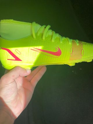 Botas de fútbol con tobillera de segunda mano en WALLAPOP