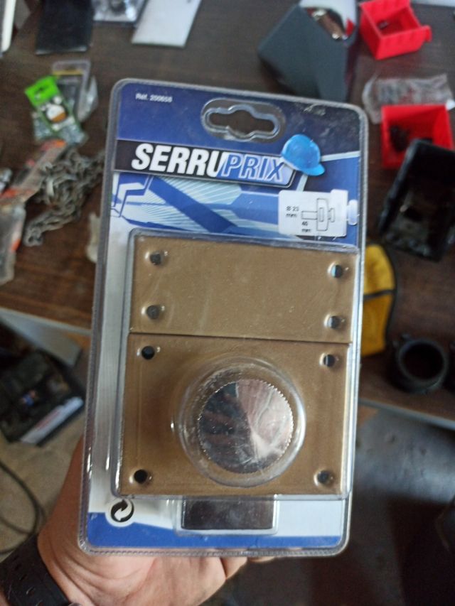 cerradura de superficie nueva sin abrir