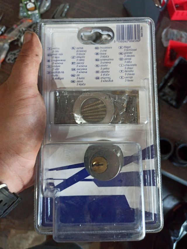 cerradura de superficie nueva sin abrir