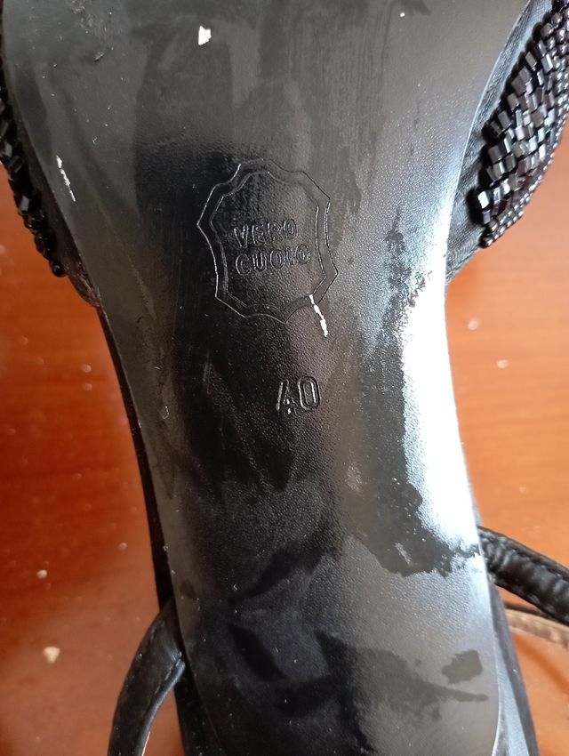 zapatos pedreria negra tacon