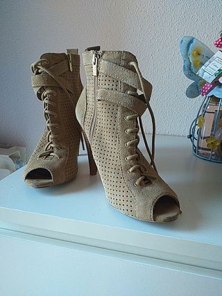 Botines Stradivarius marrones de segunda mano en WALLAPOP
