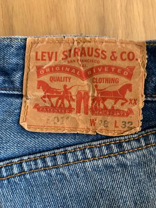 Vaqueros Levis 501 28\\/32 de segunda mano por 10 EUR en Barcelona en  WALLAPOP