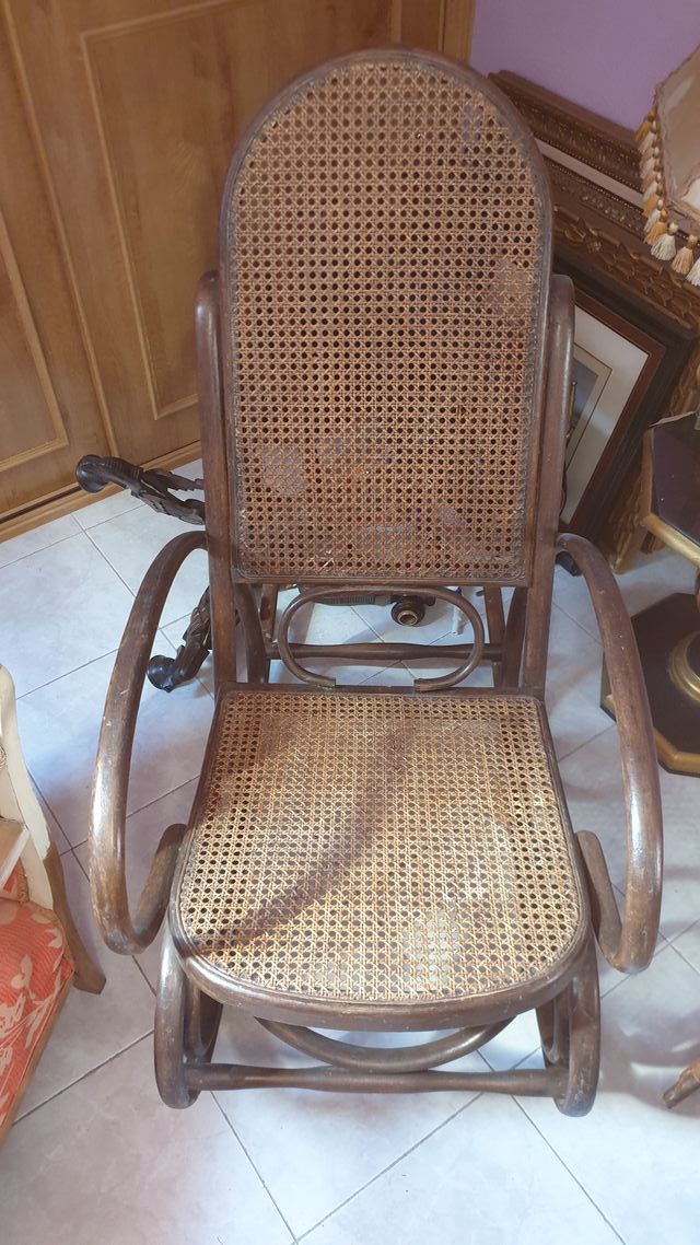 Mecedora antigua en buen estado.