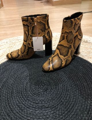 Botines Mango serpiente de segunda mano en WALLAPOP