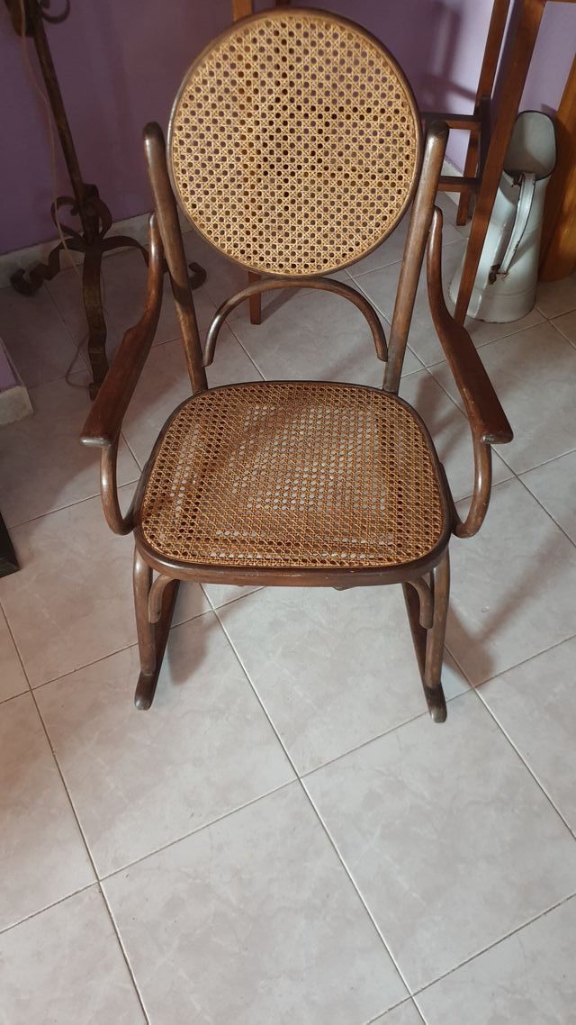 Mecedora antigua. En buen estado.