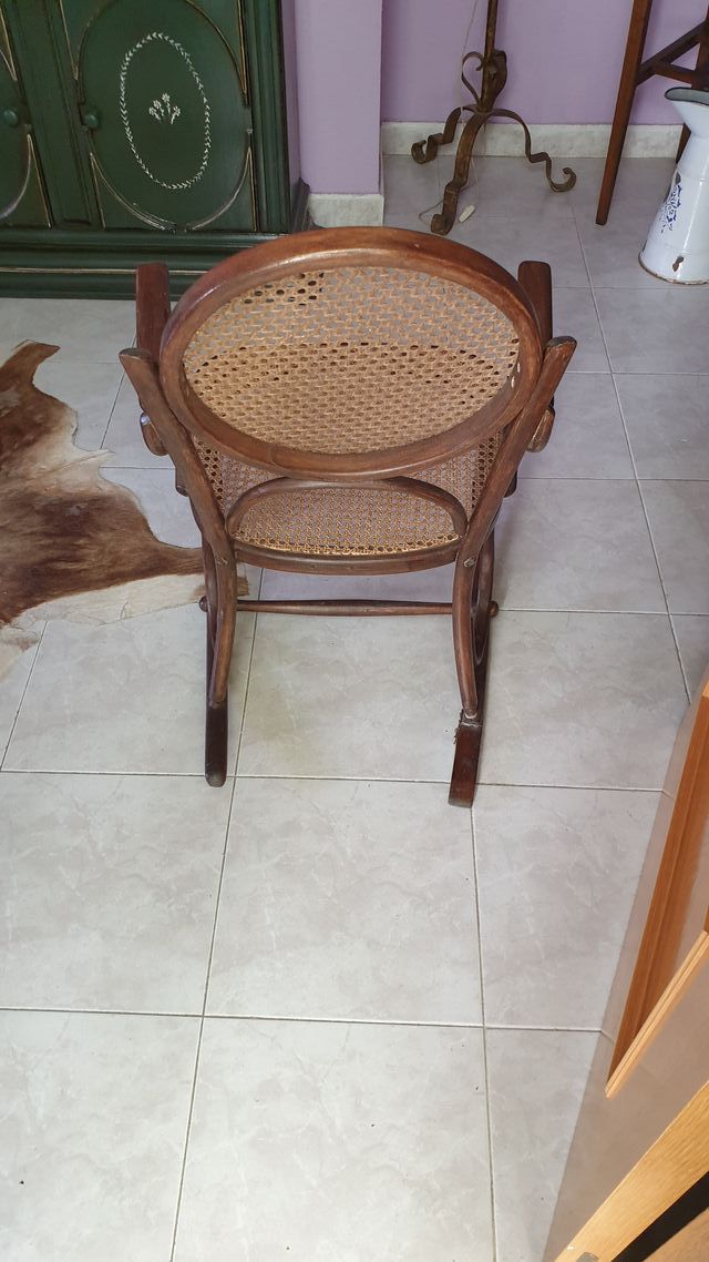 Mecedora antigua. En buen estado.