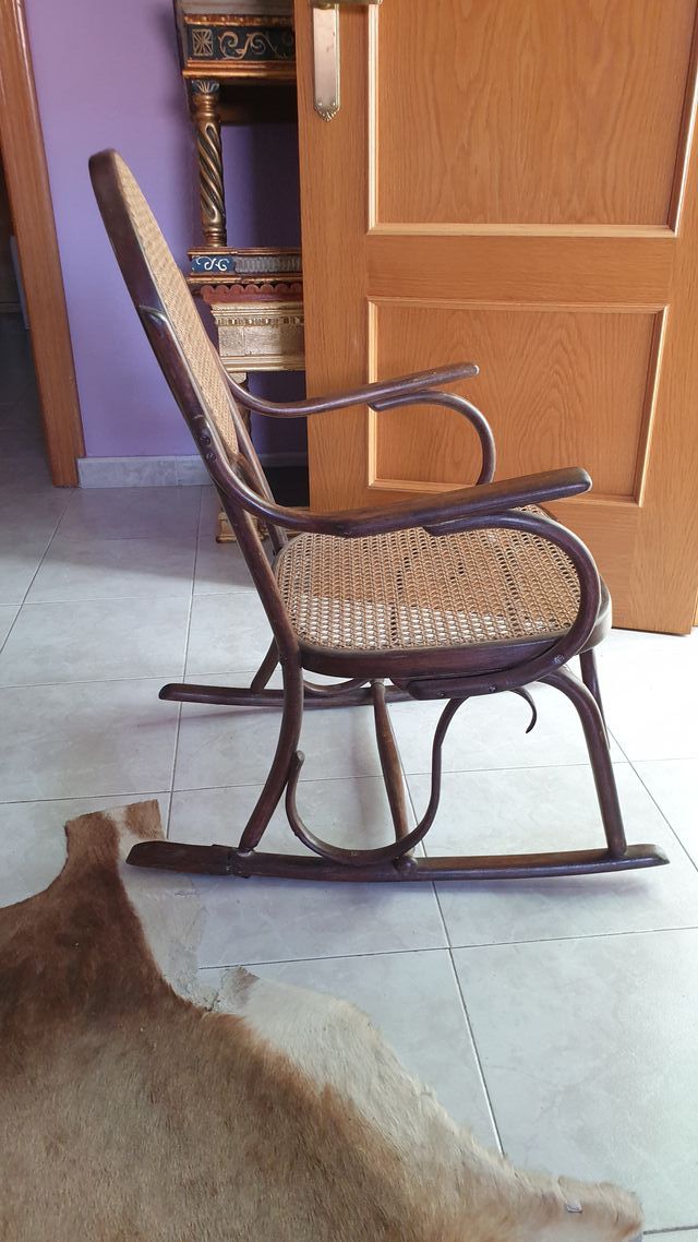 Mecedora antigua. En buen estado.