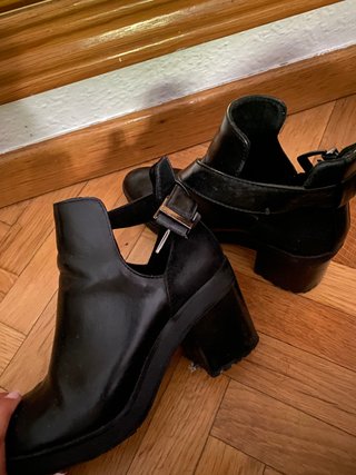 Botines Bershka tacón de segunda mano en Madrid en WALLAPOP