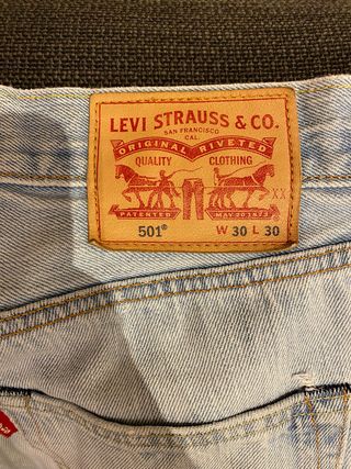 Levis 501 de hombre azul claro de segunda mano por 30 EUR en Barcelona en  WALLAPOP