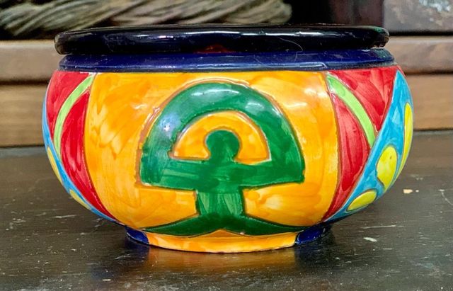 CENICERO DE TERRACOTA PINTADA.
