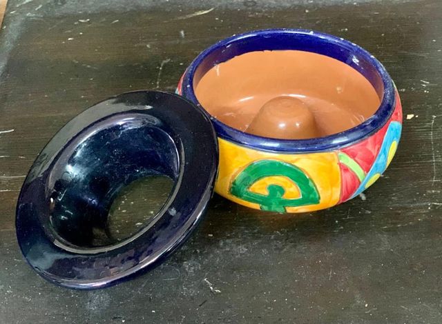 CENICERO DE TERRACOTA PINTADA.