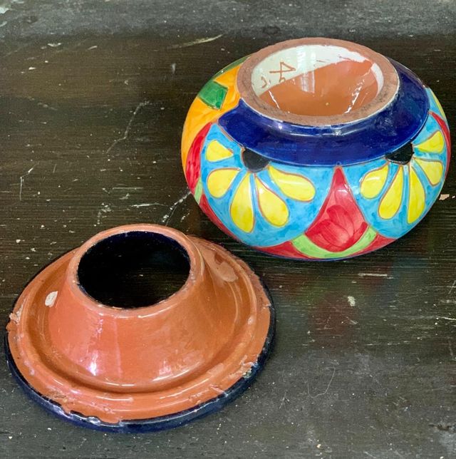 CENICERO DE TERRACOTA PINTADA.