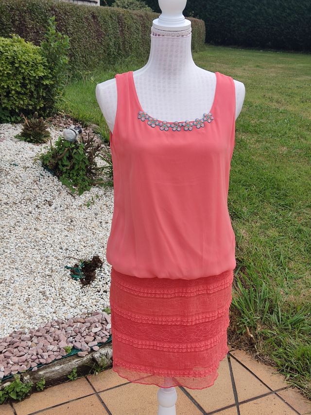 🌺Divino vestido coral cuerpo de seda falda blonda