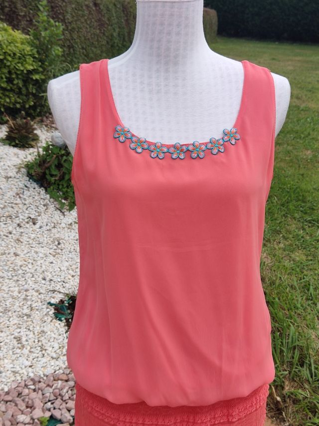 🌺Divino vestido coral cuerpo de seda falda blonda