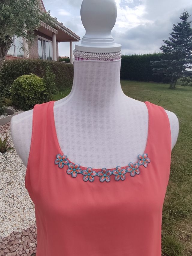 🌺Divino vestido coral cuerpo de seda falda blonda