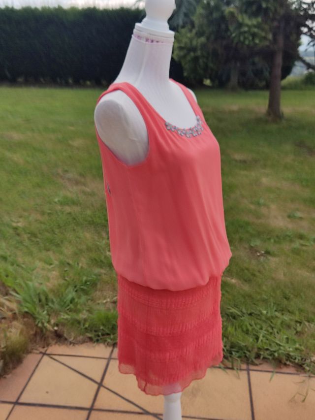 🌺Divino vestido coral cuerpo de seda falda blonda