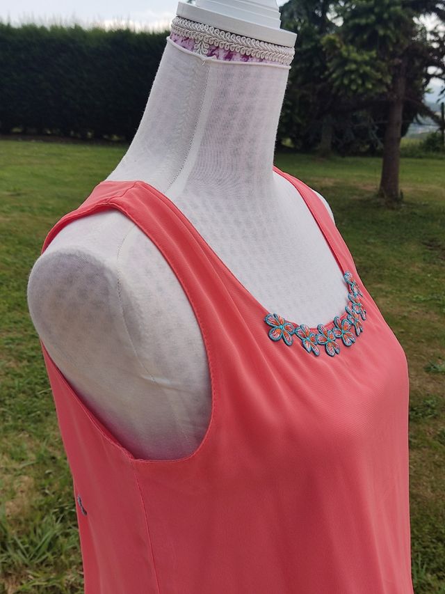 🌺Divino vestido coral cuerpo de seda falda blonda