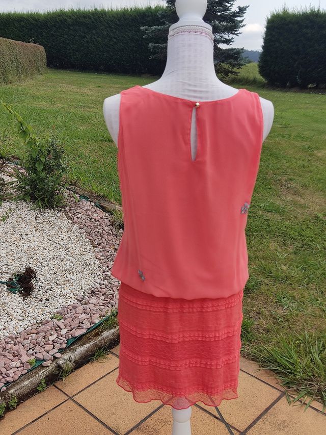 🌺Divino vestido coral cuerpo de seda falda blonda