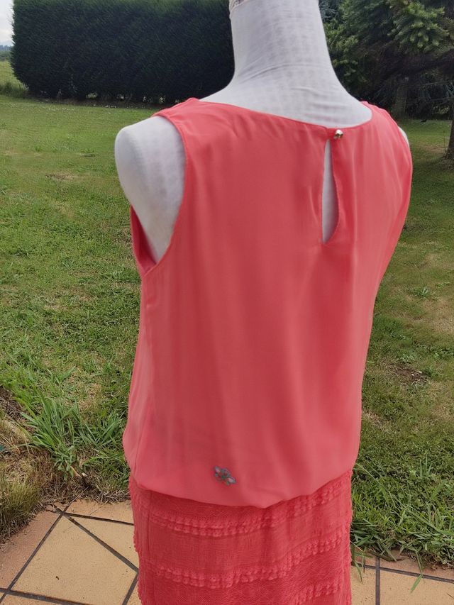 🌺Divino vestido coral cuerpo de seda falda blonda
