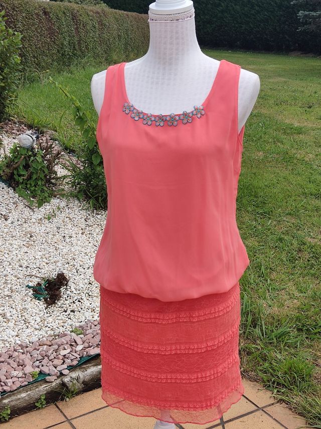 🌺Divino vestido coral cuerpo de seda falda blonda