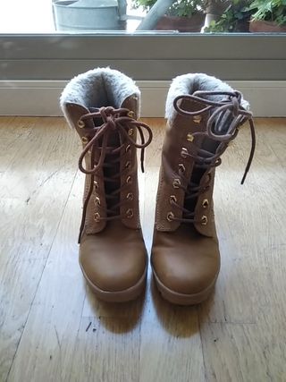 Botines altos tacon mustang de segunda mano por 20 EUR en Madrid en WALLAPOP
