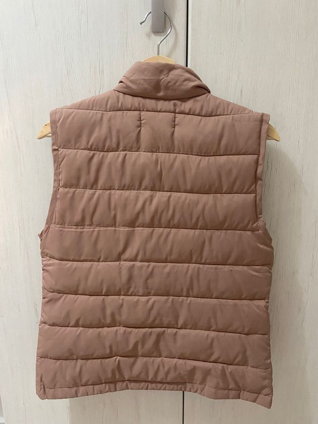 Chaleco rosa y negro. Sfera.