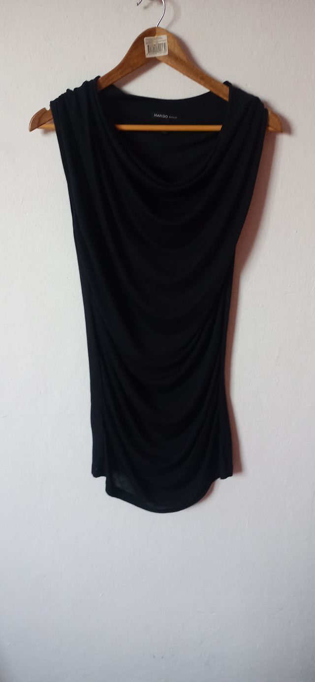 CAMISETA NEGRA CON ESCOTE DE HONDAS