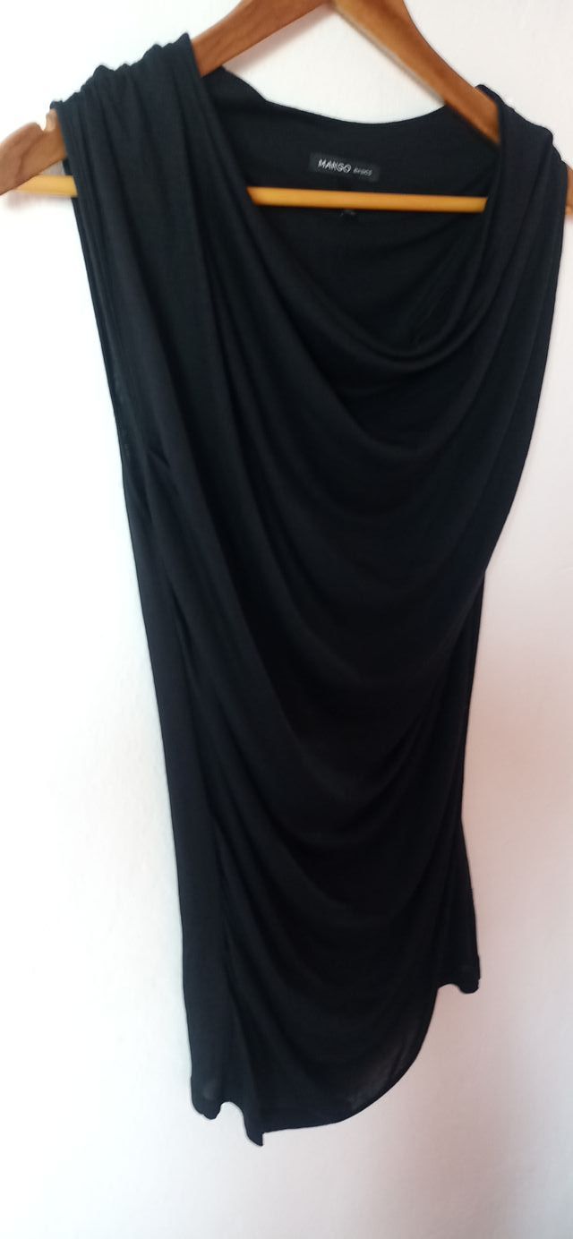 CAMISETA NEGRA CON ESCOTE DE HONDAS