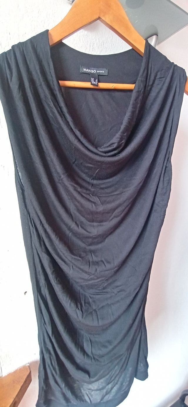 CAMISETA NEGRA CON ESCOTE DE HONDAS