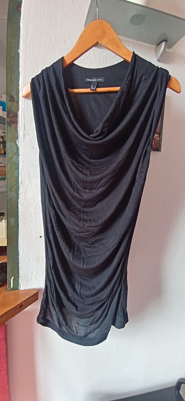 CAMISETA NEGRA CON ESCOTE DE HONDAS