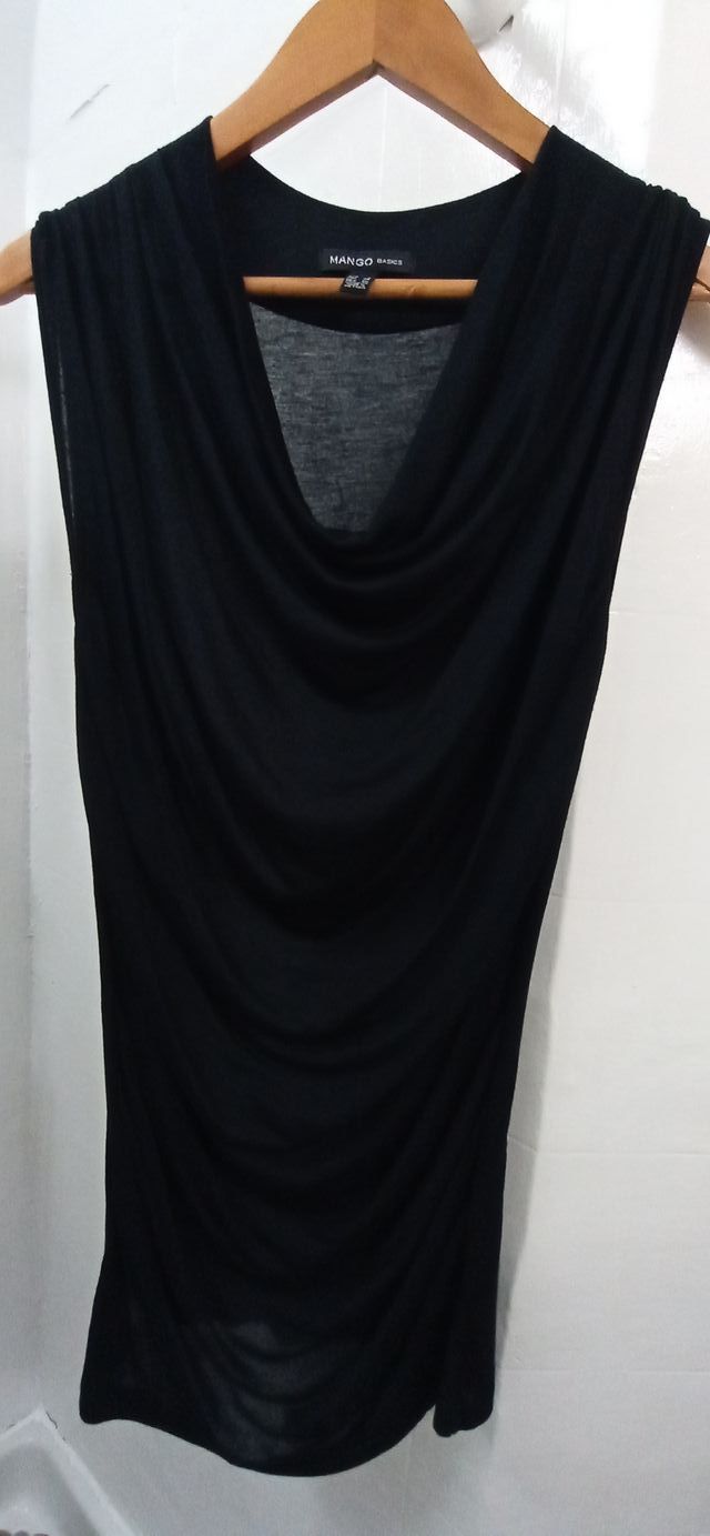 CAMISETA NEGRA CON ESCOTE DE HONDAS