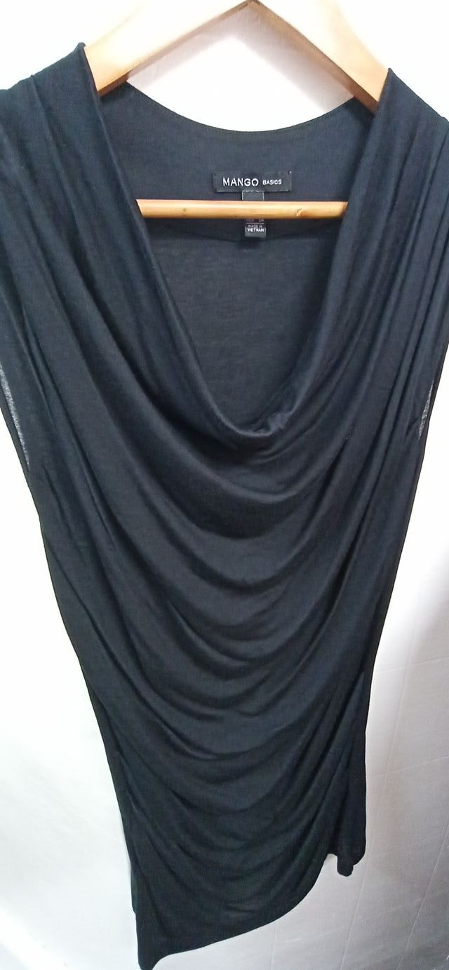 CAMISETA NEGRA CON ESCOTE DE HONDAS