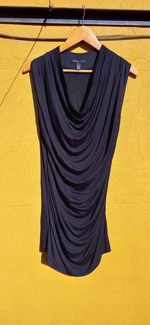 CAMISETA NEGRA CON ESCOTE DE HONDAS